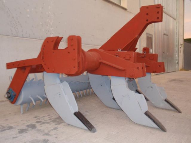 Subsolador de  5 Brazos con Rulo 